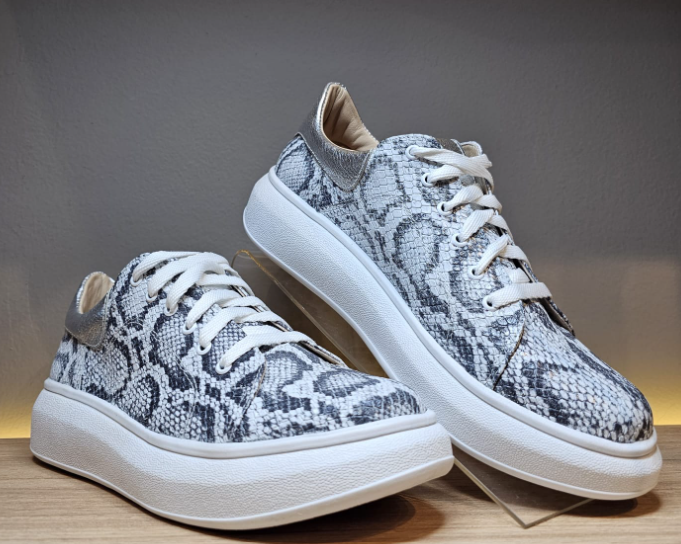 SNEAKER TIARA